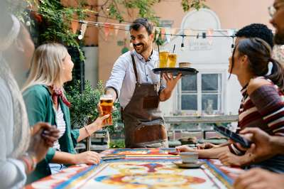 Kellner serviert Getränke