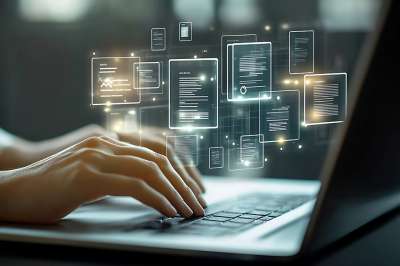 Finger tippen auf Laptoptastatur