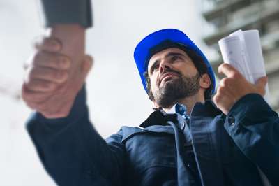 Handschlag mit Bauarbeiter