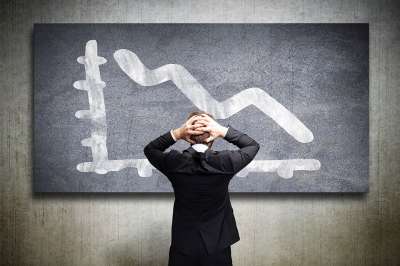 Person steht vor Tafel